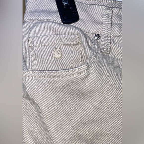 Gloria Vanderbilt Women's Amanda Capri Jeans - Picture 3 of 7